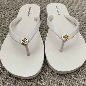 NEW No Tag- never worn Tory Burch thin white flip flops with gold accent. Size 7